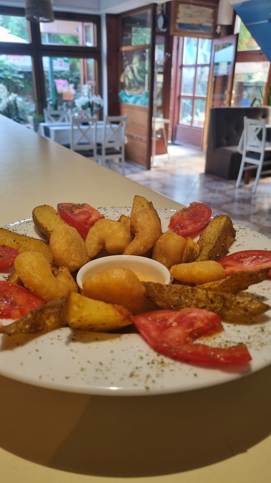 Patates - greckie pieczone ziemniaki z ziołami i cytryną